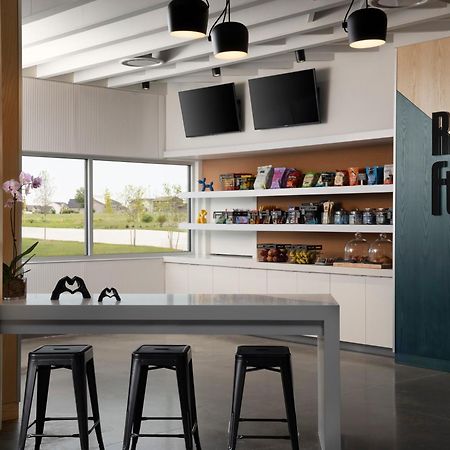 Отель Aloft Waukee Экстерьер фото