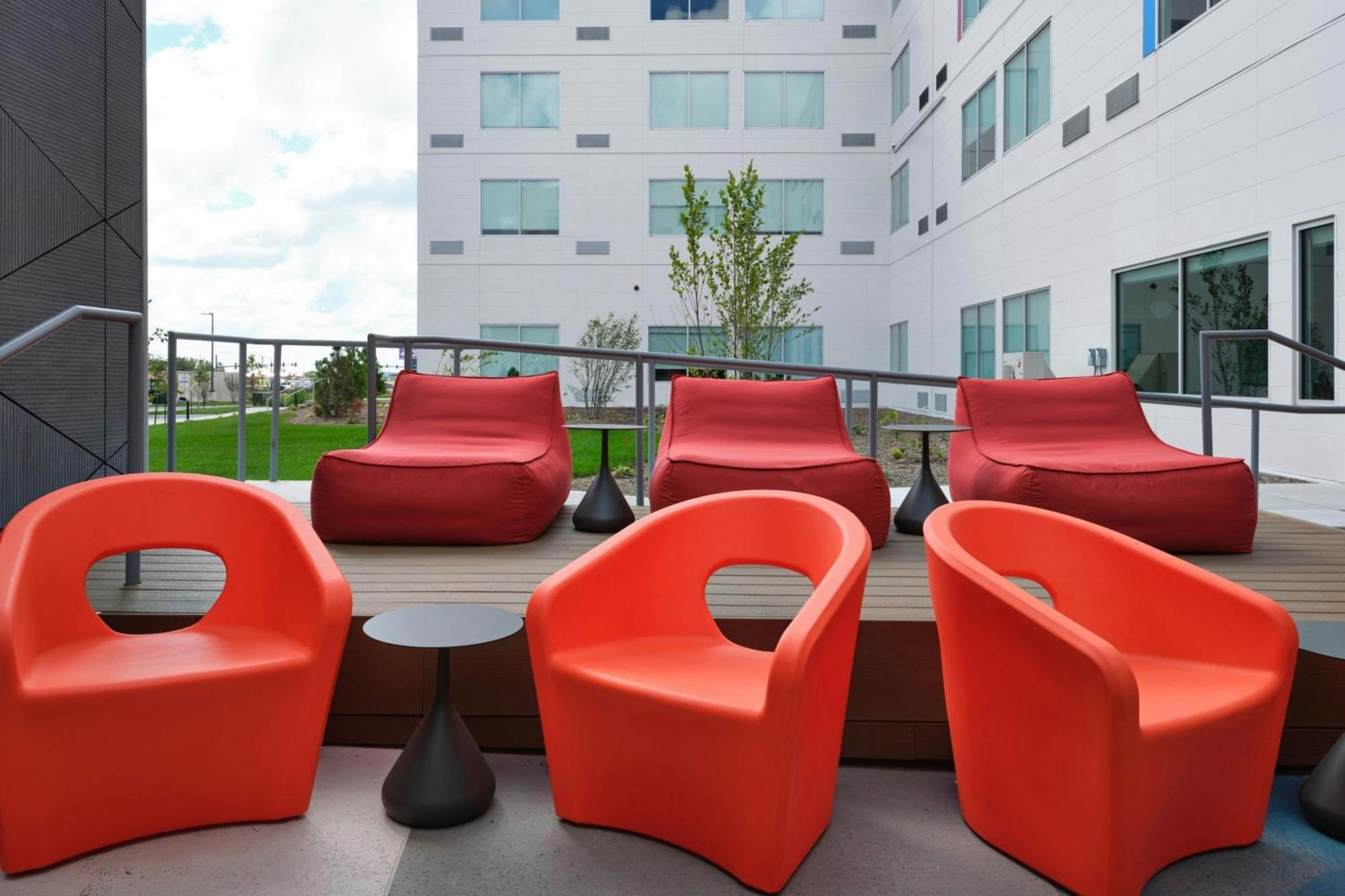 Отель Aloft Waukee Экстерьер фото