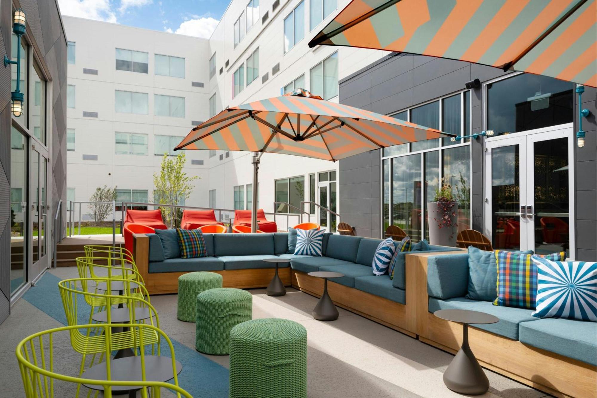 Отель Aloft Waukee Экстерьер фото