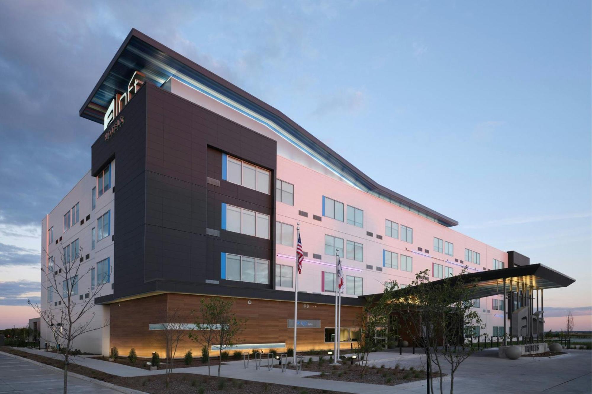 Отель Aloft Waukee Экстерьер фото