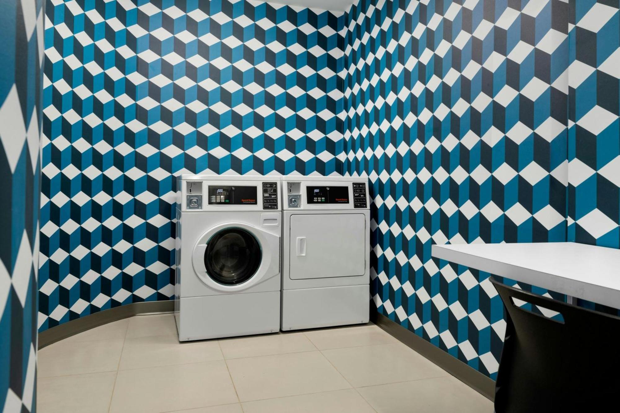 Отель Aloft Waukee Экстерьер фото